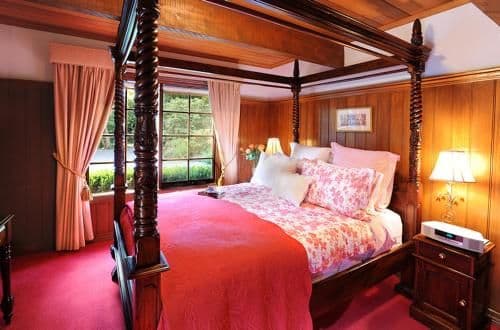 Queen Suite - Oak