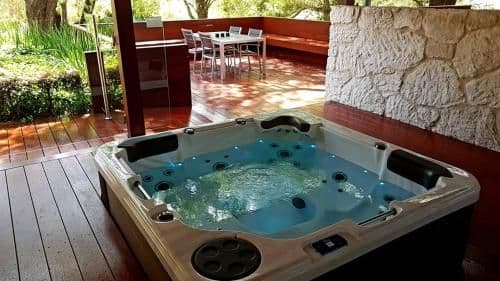 Willow - Luxury Two-Bedroom Villa with Hot Tub