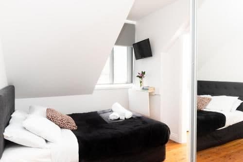 Private Double Room Share Bathroom (not pet friendly)
