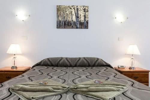 Queen Room with Spa Bath