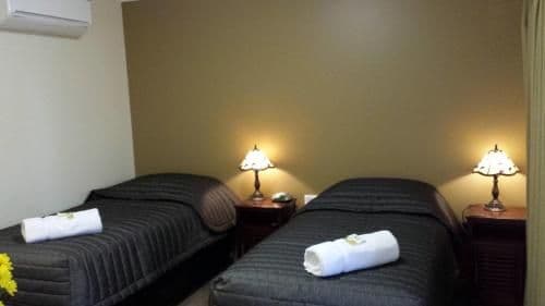Deluxe Family Suite (1 Queen & 3 Singles)