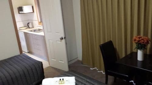 Deluxe Family Suite (1 Queen & 3 Singles)
