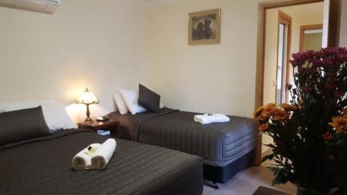 Deluxe Family Suite (1 Queen & 3 Singles)