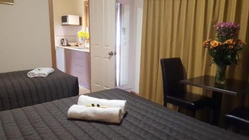 Deluxe Family Suite (1 Queen & 3 Singles)