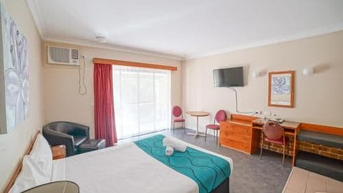 Deluxe Queen Room with Spa Bath