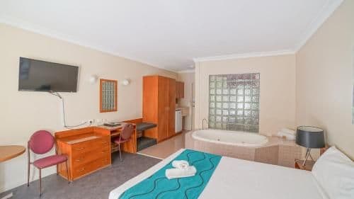 Deluxe Queen Room with Spa Bath