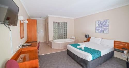 Deluxe Queen Room with Spa Bath