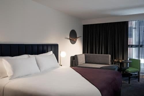 Midnight Lounge, Larger Guest room, 1 King