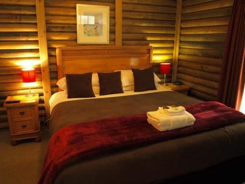 Two-Bedroom Loft Cottage with Spa Bath