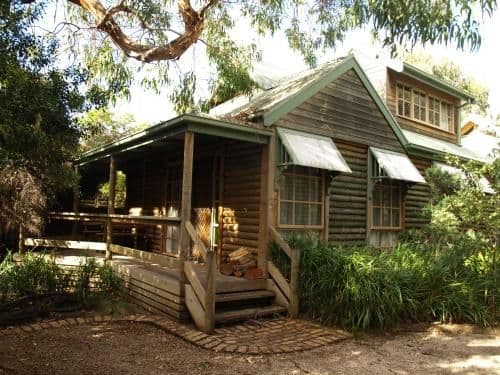 Two-Bedroom Loft Cottage with Spa Bath