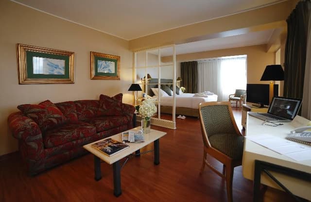 JUNIOR SUITE QUEEN SIZE BED
