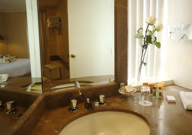 JUNIOR SUITE QUEEN SIZE BED