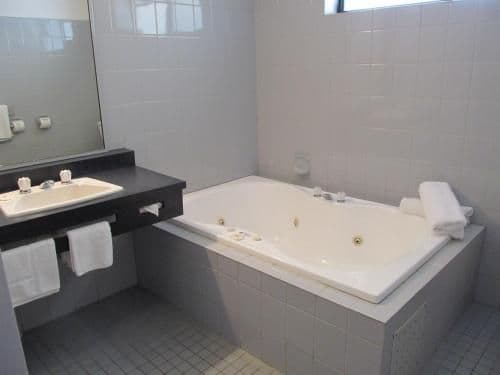 Queen Suite with Spa Bath