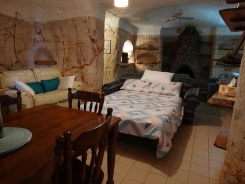 Two-Bedroom Two-Bathroom House - Ungerground