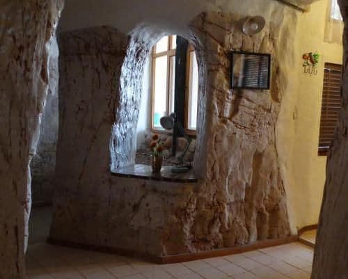 Two-Bedroom Two-Bathroom House - Ungerground