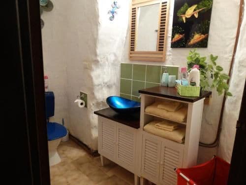 Two-Bedroom Two-Bathroom House - Ungerground
