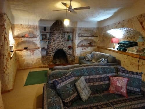 Two-Bedroom Two-Bathroom House - Ungerground