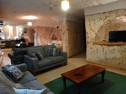 Two-Bedroom Two-Bathroom House - Ungerground