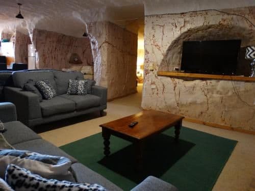 Two-Bedroom Two-Bathroom House - Ungerground