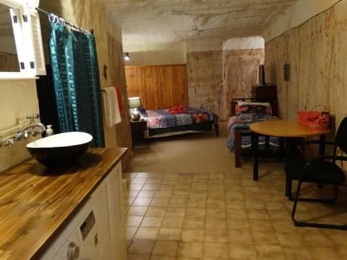 Two-Bedroom Two-Bathroom House - Ungerground