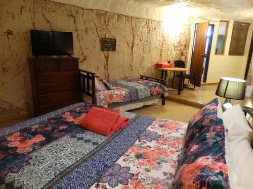 Two-Bedroom Two-Bathroom House - Ungerground