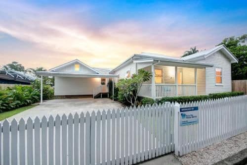 Three-Bedroom House with Private Pool 
