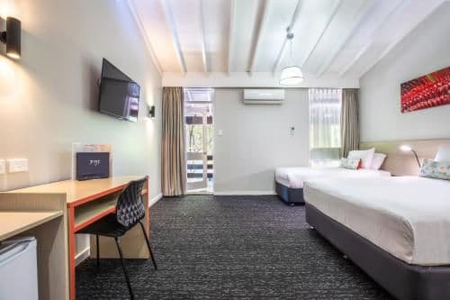 Queen and Single Studio with Free welcome drink for two guests