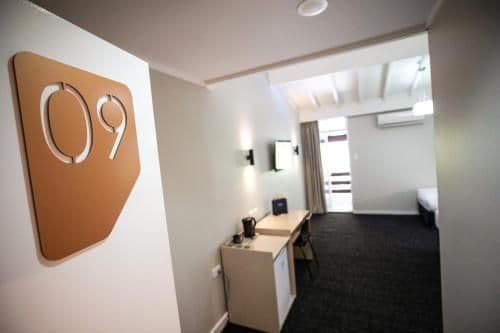 Queen and Single Studio with Free welcome drink for two guests