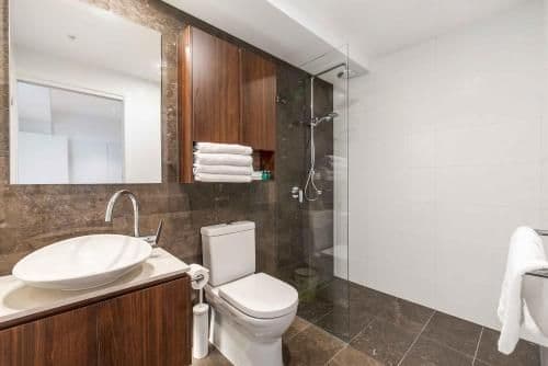Three-Bedroom Two Bathroom Sky High Apartment (6 Guests)