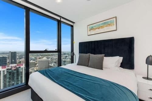 Three-Bedroom Two Bathroom Sky High Apartment (6 Guests)