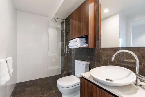 Two-Bedroom One Bathroom Sky High Apartment (4 Guests)