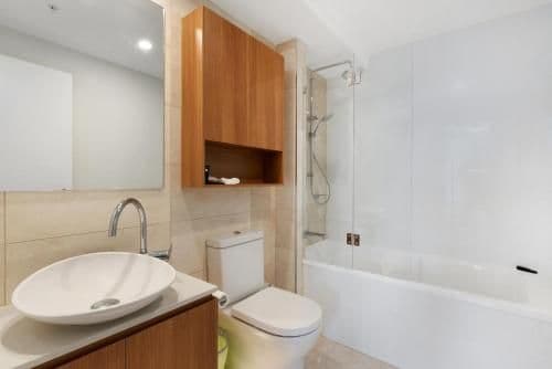 Two-Bedroom Two Bathroom Sky High Apartment (4 Guests)