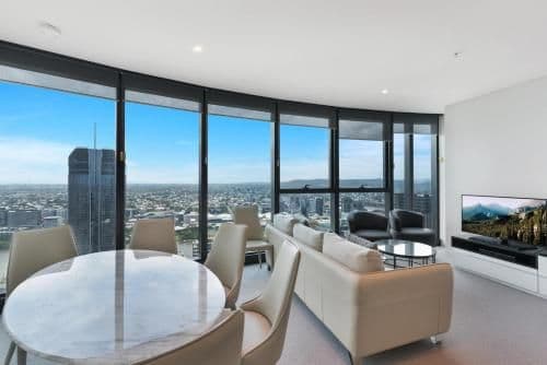 Three-Bedroom Two Bathroom Sky High Apartment (5 Guests)