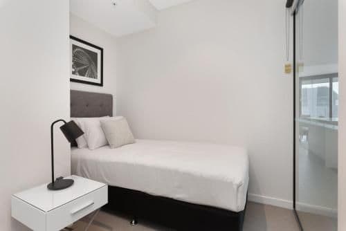 Three-Bedroom Two Bathroom Sky High Apartment (5 Guests)