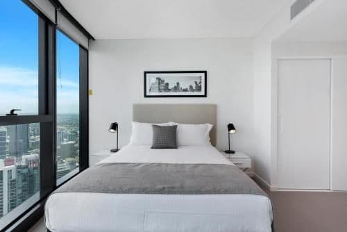 Three-Bedroom Two Bathroom Sky High Apartment (6 Guests)