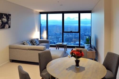 Three-Bedroom Two Bathroom Sky High Apartment (6 Guests)