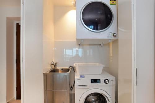 Two-Bedroom Two Bathroom Sky High Apartment (4 Guests)