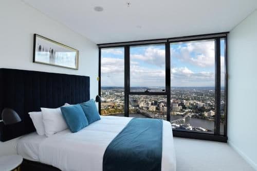 Three-Bedroom Two Bathroom Sky High Apartment (6 Guests)