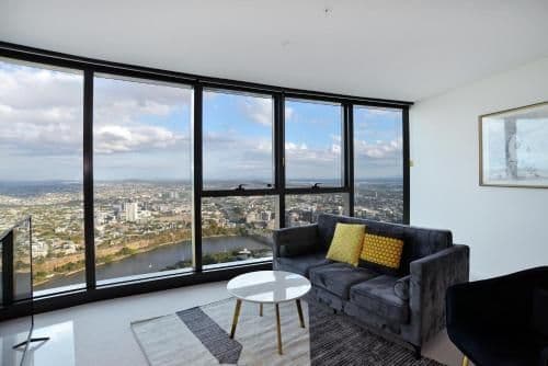 Three-Bedroom Two Bathroom Sky High Apartment (6 Guests)
