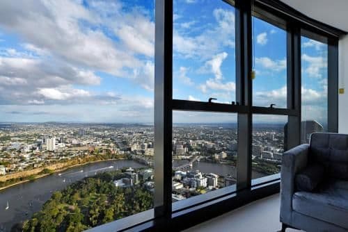 Three-Bedroom Two Bathroom Sky High Apartment (6 Guests)