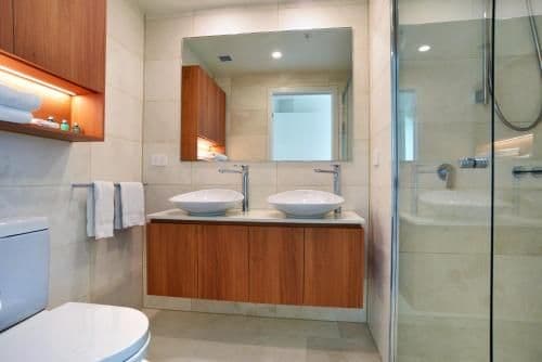 Three-Bedroom Two Bathroom Sky High Apartment (6 Guests)