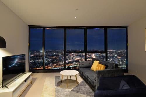 Three-Bedroom Two Bathroom Sky High Apartment (6 Guests)