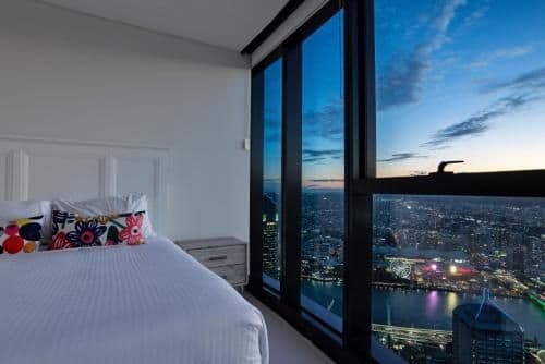 Three-Bedroom Two Bathroom Sky High Apartment (6 Guests)