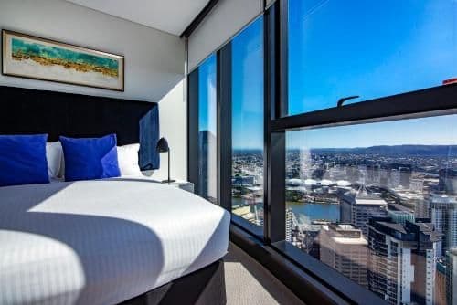 Three-Bedroom Two Bathroom Sky High Apartment (6 Guests)