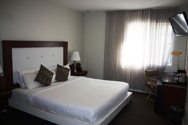 DOUBLE KING SIZE BED