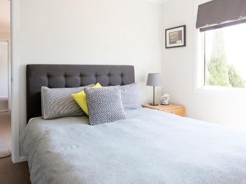 Queen Room  (Shared Lounge & Kitchen)