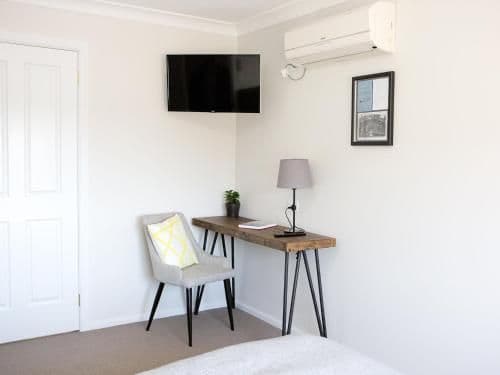 Queen Room  (Shared Lounge & Kitchen)