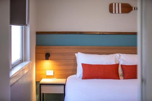 Studio with Queen & Single Bed