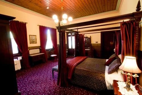 Gill Large Queen Room with Shared Bathroom