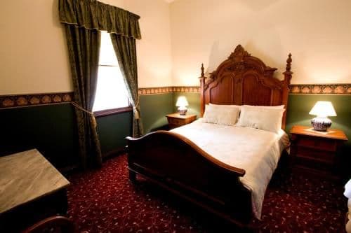Green Queen Room with Private Bathroom